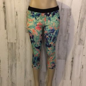 #E8- Women’s cute crop athletic Patterned Capri  leggings size XL